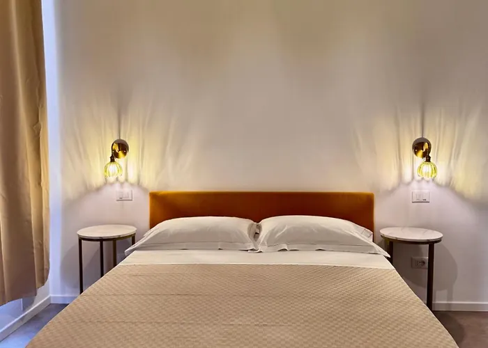 Charming 2 Bed With Private Baths In Center