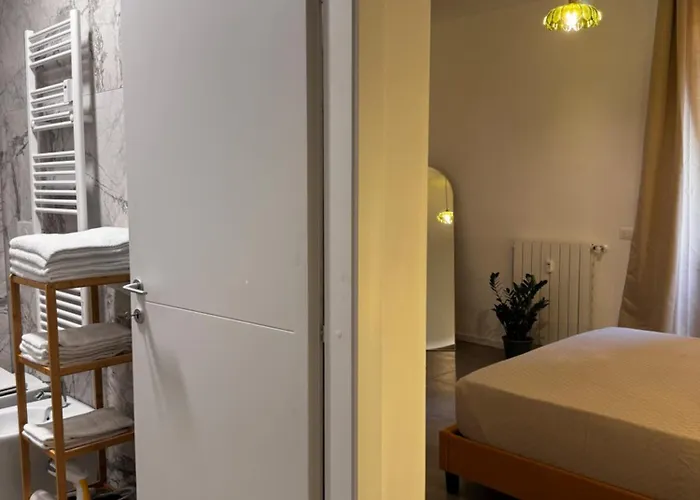 Charming 2 Bed With Private Baths In Center