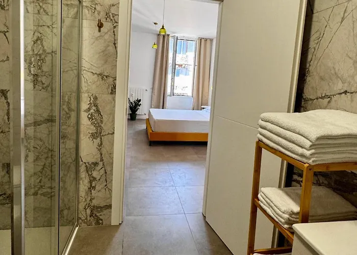 Charming 2 Bed With Private Baths In Center *