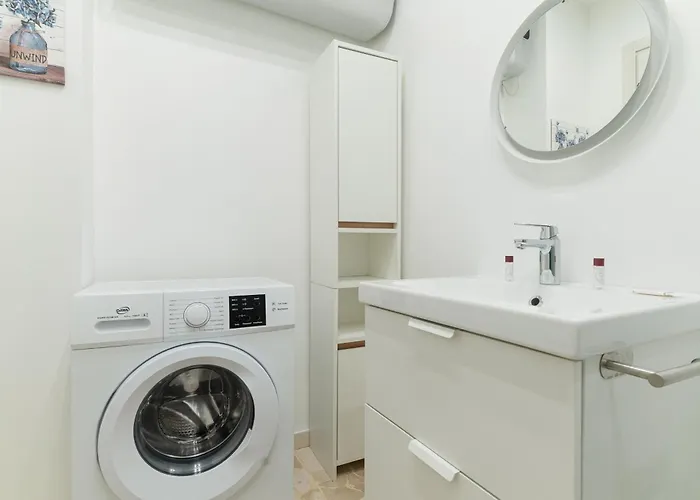 Guesthost - Bright Near Mm1 Turro