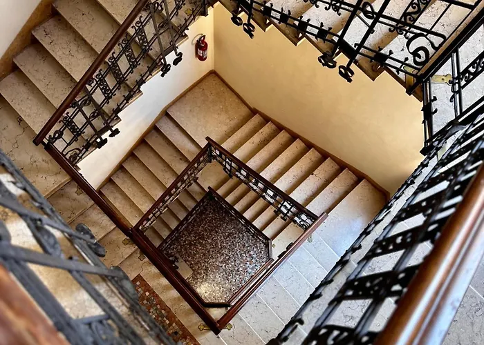 Charming 2 Bed With Private Baths In Center *