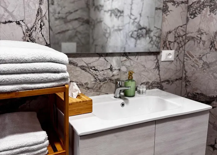 Charming 2 Bed With Private Baths In Center Apartman *