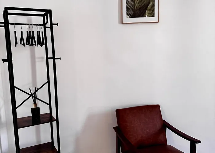 Charming 2 Bed With Private Baths In Center