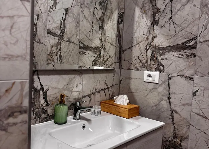 公寓 Charming 2 Bed With Private Baths In Center