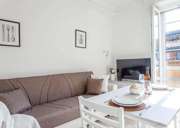 Joivy Sublime Flat With Balcony شقة ميلان