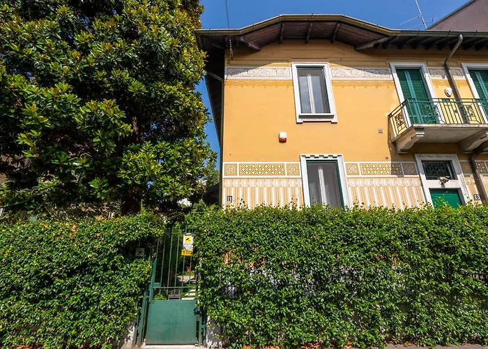 Exclusive Italian Garden In Villa *