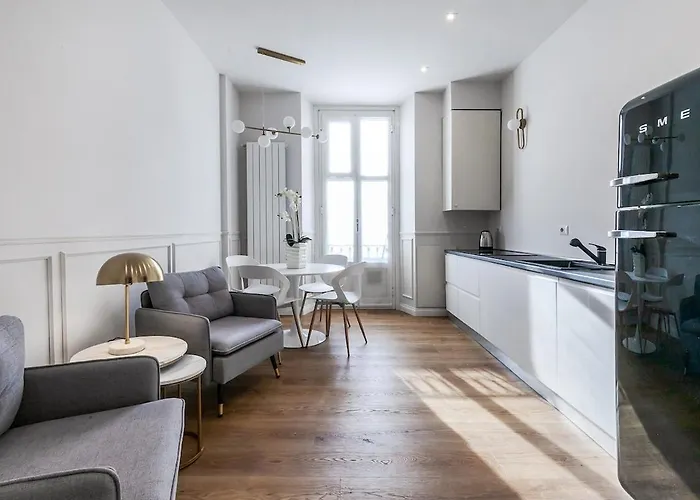 Luxury 2-bedroom Station Apartment