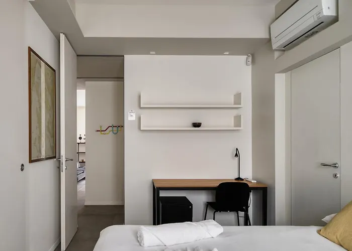 Large Milan's Navigli - 5 Gu... *