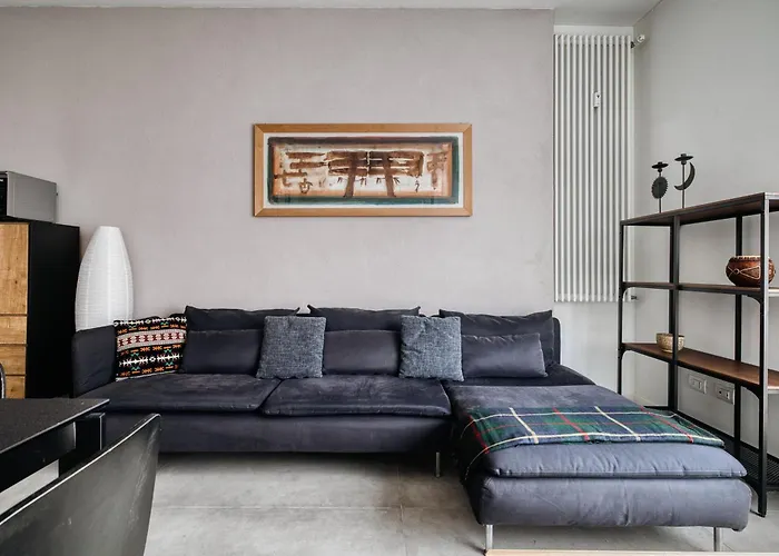 Large Milan's Navigli - 5 Gu... * Mediolan