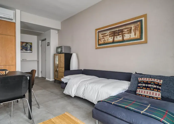 Large Milan's Navigli - 5 Gu... * Mediolan