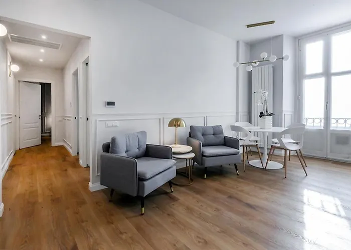 Luxury 2-bedroom Station Apartment *