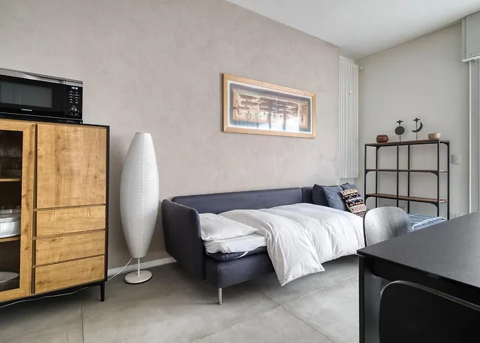 Large Milan's Navigli - 5 Gu... * Mediolan