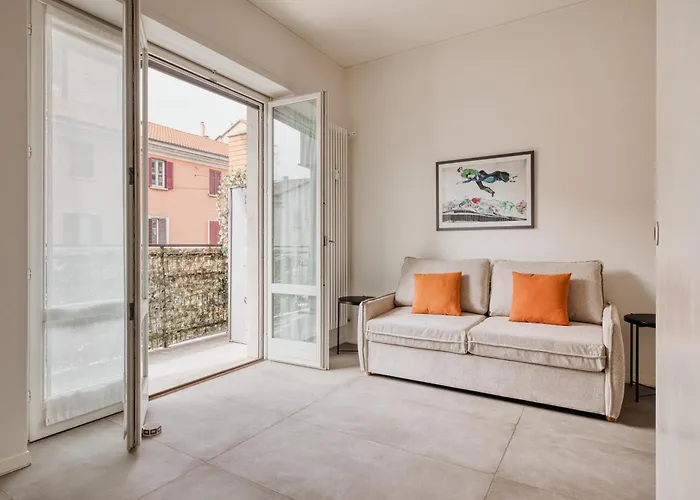 Large Milan's Navigli - 5 Gu... *