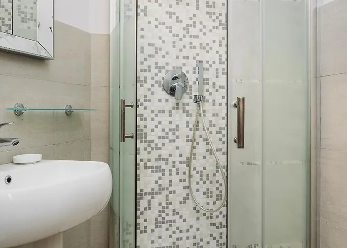 아파트 Classbnb - Luxurious And Spacious 5-bedroom And 5-bath Apartment, Just 3 Minutes From Station Metro, M2 M3 Yellow Lines 밀라노