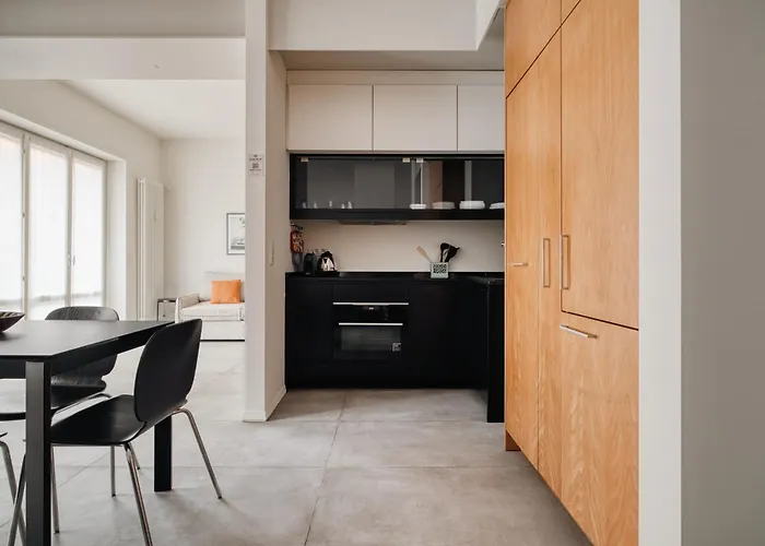 Large Milan's Navigli - 5 Gu... *