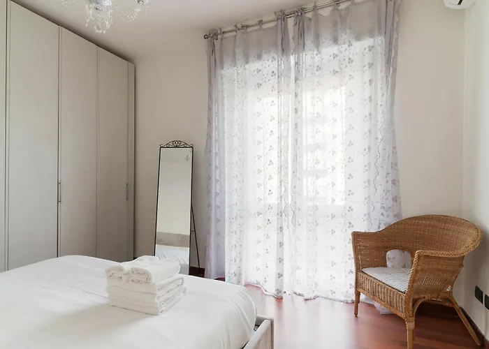 Appartamento Guesthost - Lorenteggio Charming Flat *