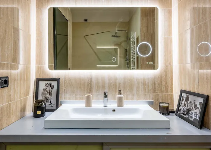 Luxury 3 Bedrooms In Brera Apartment *