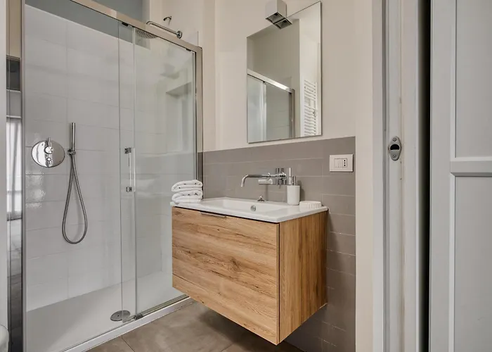 Large Milan's Navigli - 5 Gu... *