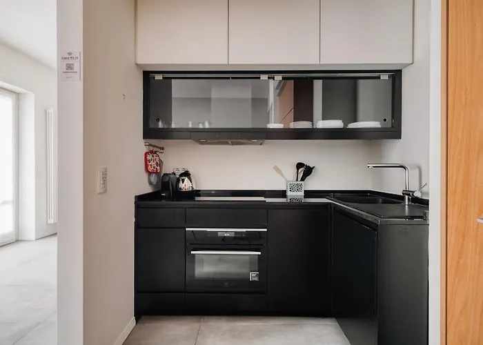 Large Milan's Navigli - 5 Gu... Mediolan