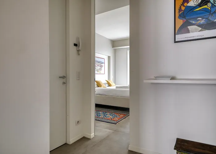 Large Milan's Navigli - 5 Gu... *