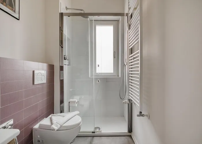 Large Milan's Navigli - 5 Gu... *