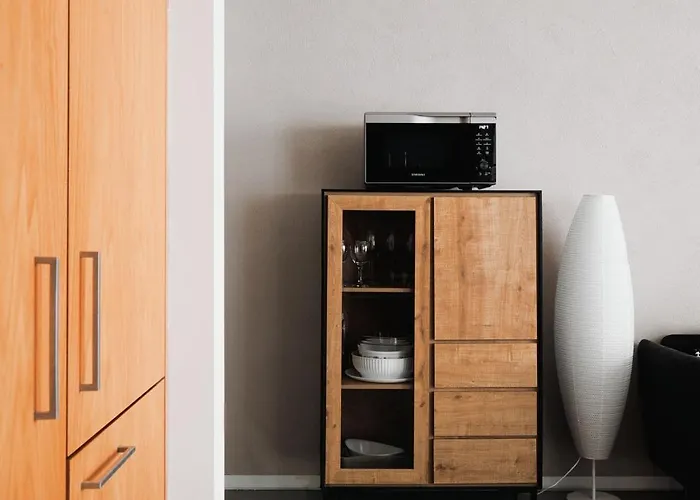 Large Milan's Navigli - 5 Gu... * Mediolan