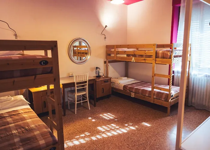 오스텔로린다 호스텔 *