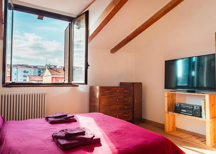 Luminosa Mansarda Con Travi In Legno Μιλάνο