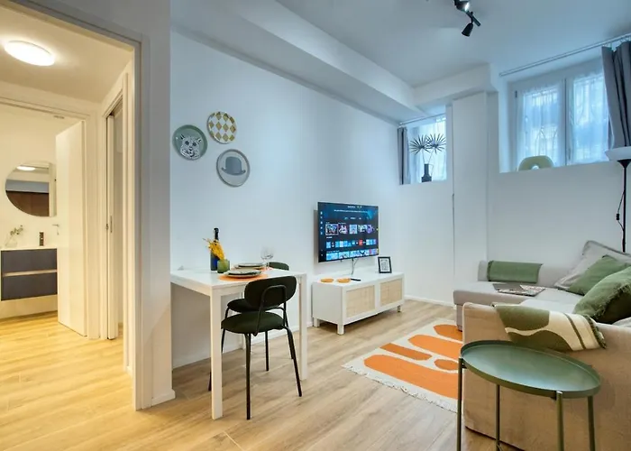 Stylish - M4 Frattini, 15 Mins To Duomo Lejlighed *