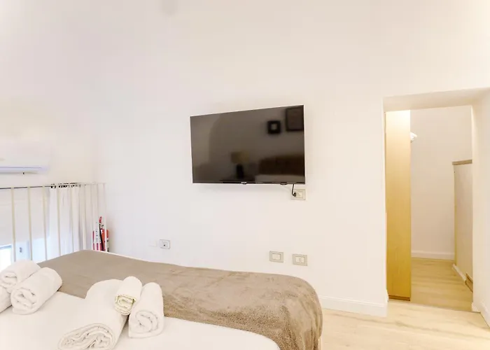 Daire San Babila Elegant Duplex - Design District Milano