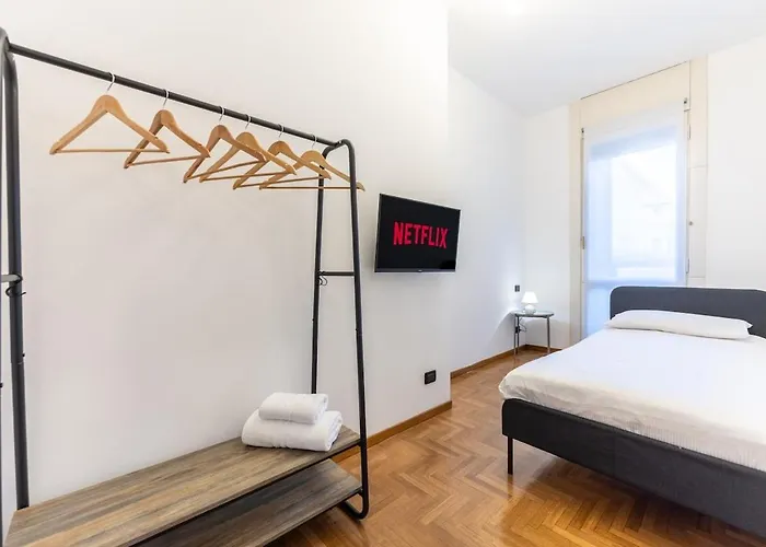 Duomo 7 Min - 3 Bedrooms, Terrace & Parking Apartment *
