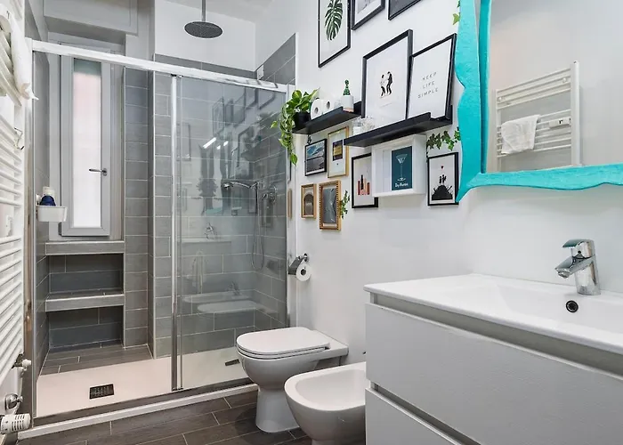 Holi California - Lovely With Metro Steps Away