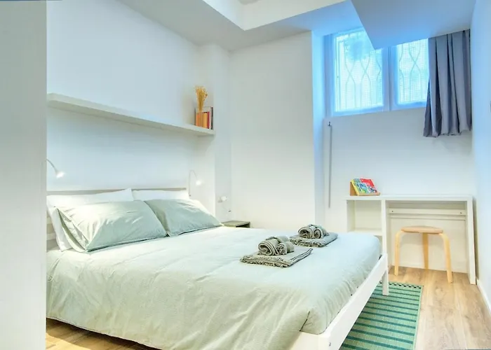 Stylish - M4 Frattini, 15 Mins To Duomo Lejlighed *