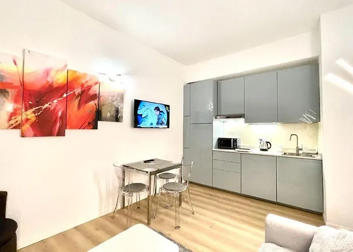 Cozy On An Upper Floor Near Missori And Vetra Metro Station - W3 * Milán