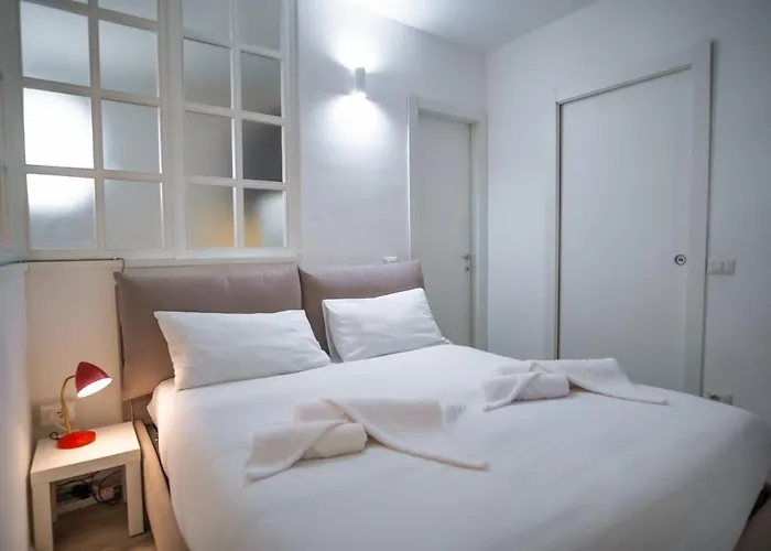 M1 Lotto San Siro Eclectic Pied A Terre * Milánó