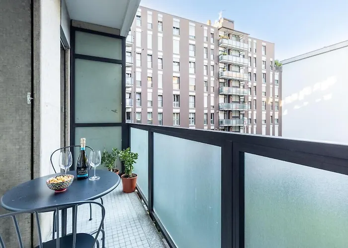 アパート Duomo 7 Min - 3 Bedrooms, Terrace & Parking ミラノ