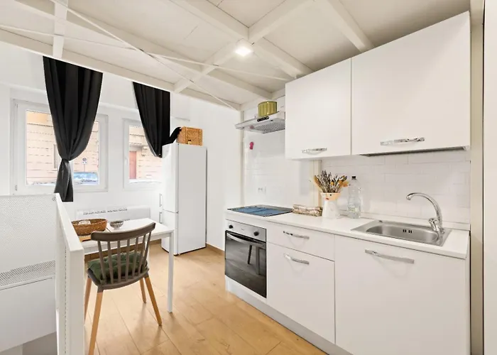 Apartmán Center - With Ac, Wifi - Station 10' *