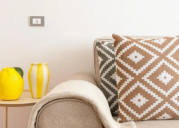 Apartment The Boutique - Spacious With Balcony - M3 Repubblica 2 Stops To Montenapoleone Duomo , 1 Stop To Station - Center Milan