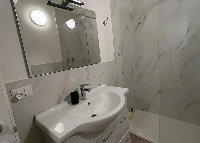 Modern In Milan, Isola Area