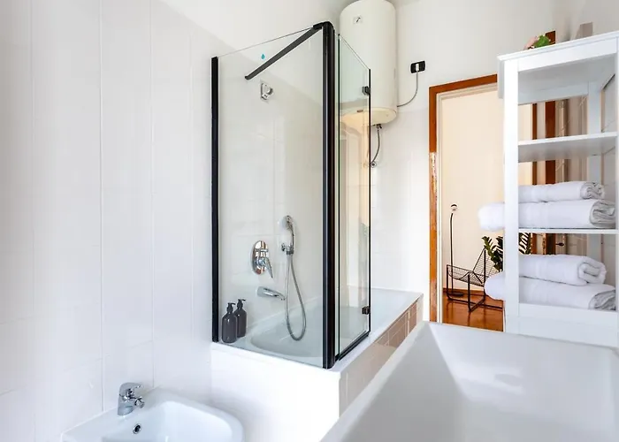 Duomo 7 Min - 3 Bedrooms, Terrace & Parking * ミラノ