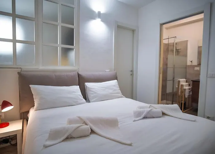 M1 Lotto San Siro Eclectic Pied A Terre * Milánó