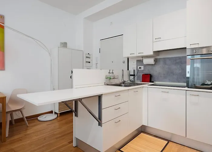 Holi California - Lovely With Metro Steps Away Milan