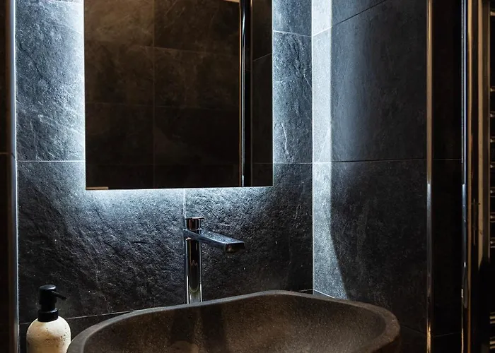 Youhosty - Bezzecca 1 * Milan