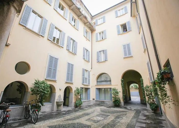 Hacca Collection - Charming In Corso Magenta Milan