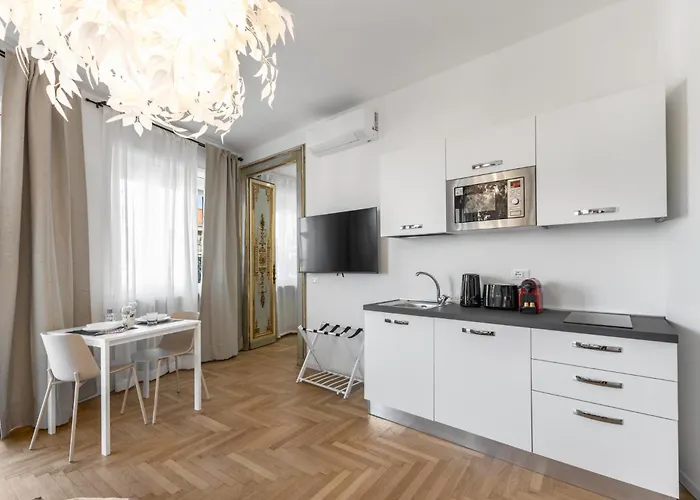 Centrale-duomo 10min - La Dolce - Metro Loreto 4min Apartment *