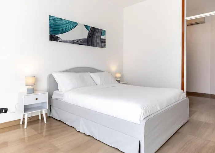 Duomo 7 Min - 3 Bedrooms, Terrace & Parking Apartment