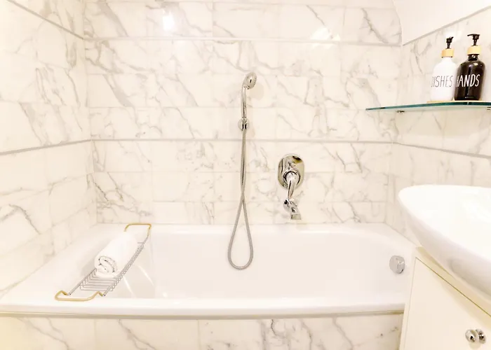 Daire San Babila Elegant Duplex - Design District Milano