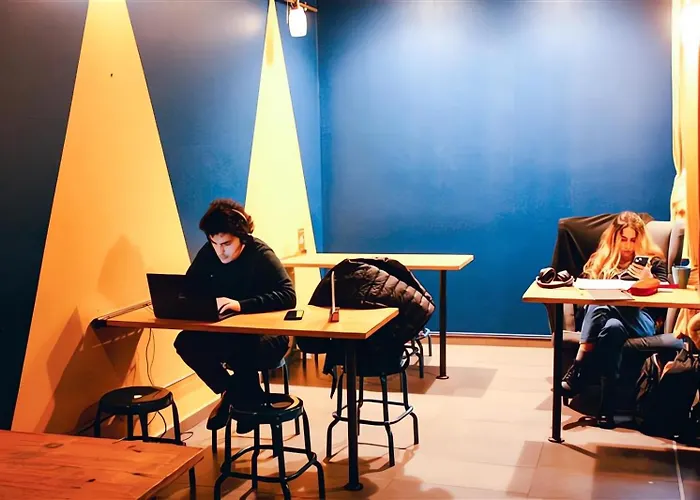 贝罗格兰德旅舍 *