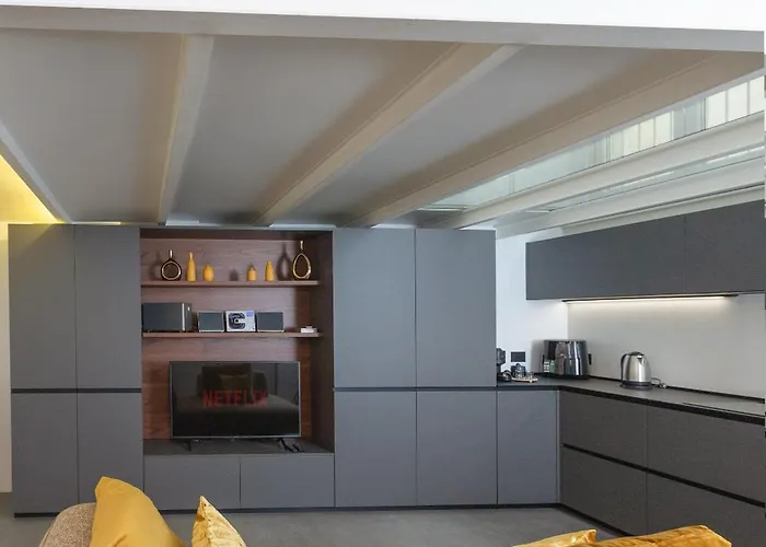 Artstay - Exclusive Near Metro M1, Ac, Parking *