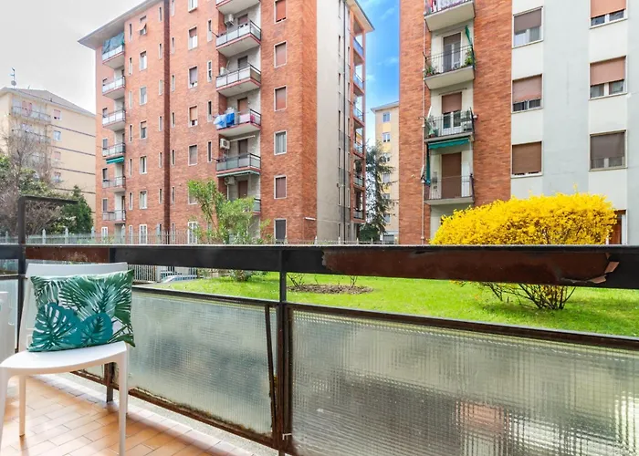 Spacious 4-bed 2-bath, 3 Min Walk To M1 Bande Nere Apartmán